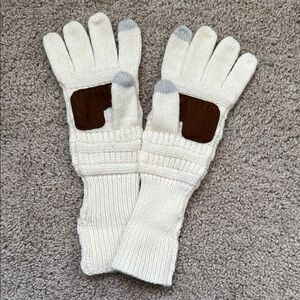 Like New C.C Cream Knit Gloves with Touchscreen Tips